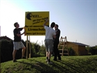 02.07.2005 Aufstellung der ersten IGELSchilder im IGEL-Land Juli 2005 - Aufstellung der ersten IGELSchilder im IGEL-Land
